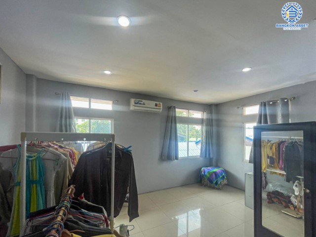 *****บ้านเดี่ยวมือสองย่านกรุงเทพฯ ม.แจ้งวัฒนะ ซอยแจ้งวัฒนะ10 หลังมุม เนื้อที่กว้างขวางมากถึง 272 ตร.ว. ฟังก์ชัน 7 ห้องนอน 5 ห้องน้ำ ที่จอดรถ 10 คัน ที่ดินสุดกว้างขวาง บนทำเลหายาก เชื่อมต่อทุกการเดินทางอย่างสะดวกสบาย ใกล้รถไฟฟ้าสายสีชมพูและสายสีแดง "สถานีหลักสี่" และทางด่วน "ศรีรัช" จองเลยวันนี้!!